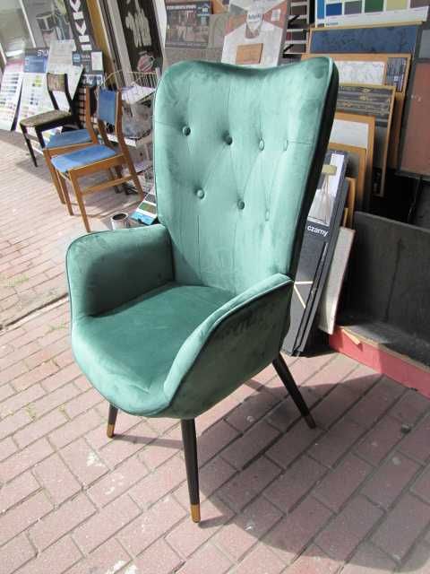 Fotel typu muszla welur butelkowa zieleń drewniane nogi