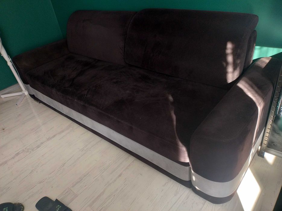 Rozkładana sofa z pojemnikiem.