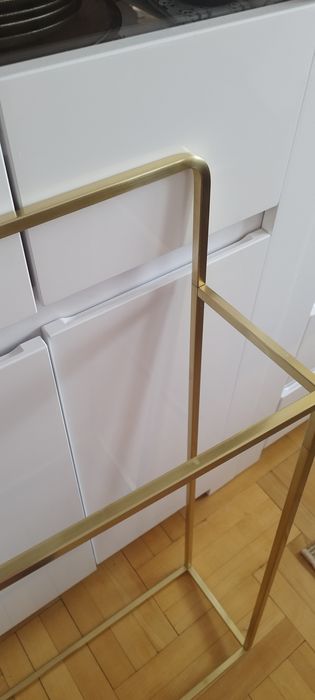 Stojak na ręczniki zloty