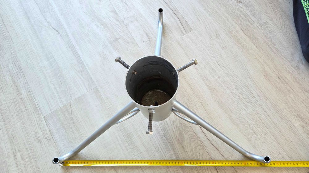 Stojak pod choinkę - mocny, metalowy, wytrzymały
