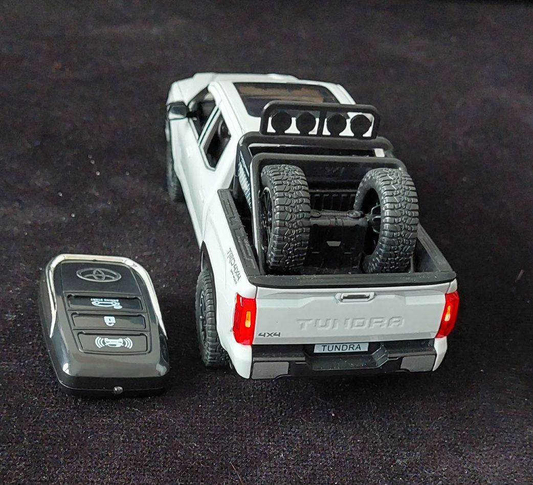 Model 1:24 Toyota TUNDRA samochód pilot zdalnie sterowany