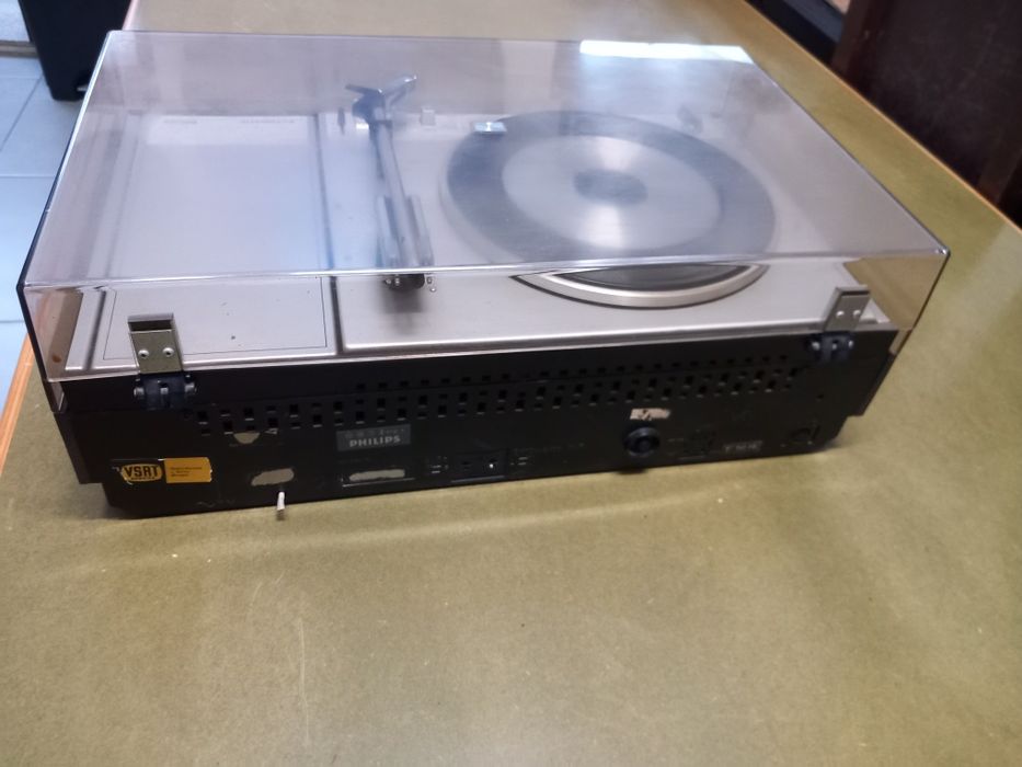 Gira discos com radio grundig (avariado)