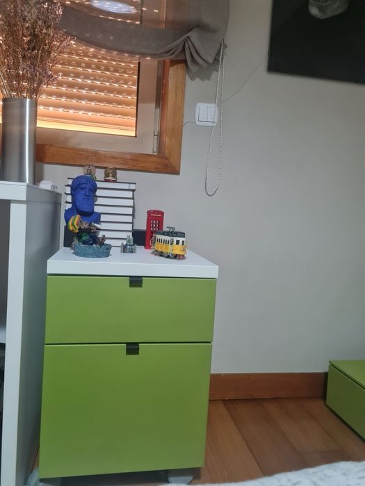 Quarto casal - cama, mesinhas de cabeceira e armario com gavetas