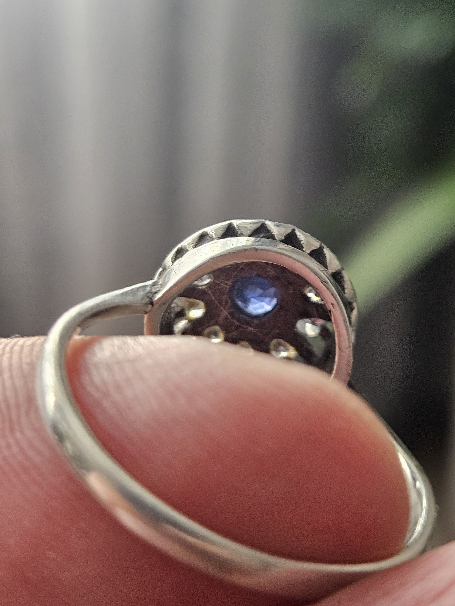 Серебряное кольцо с сапфиром.