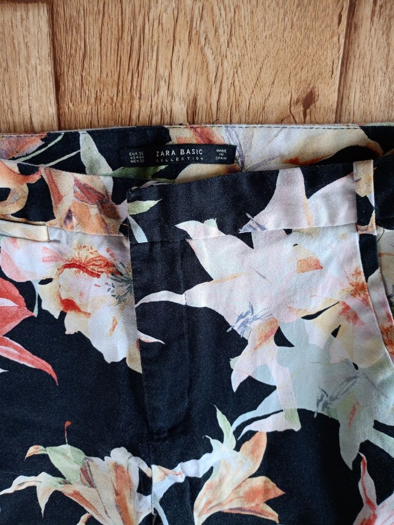 Spodnie do kostek czarne w duże kwiaty lilie cygaretki Zara Basic