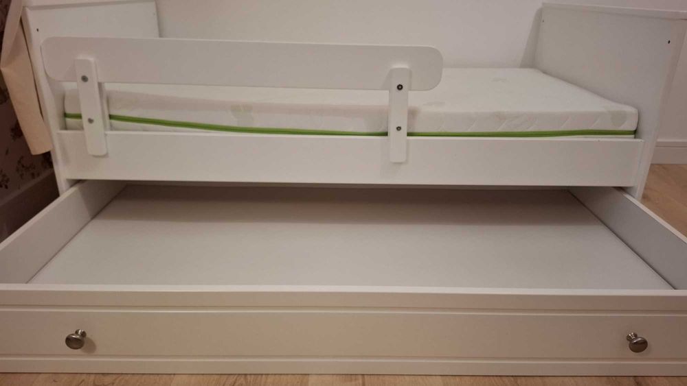 Komoda, szafa, łóżko - zestaw mebli dziecięcych