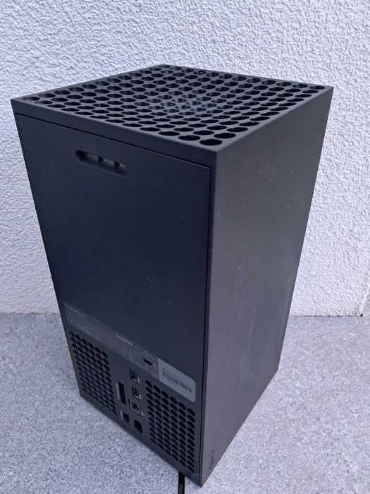 Konsola do gier XBOX SERIES X z dwoma grami