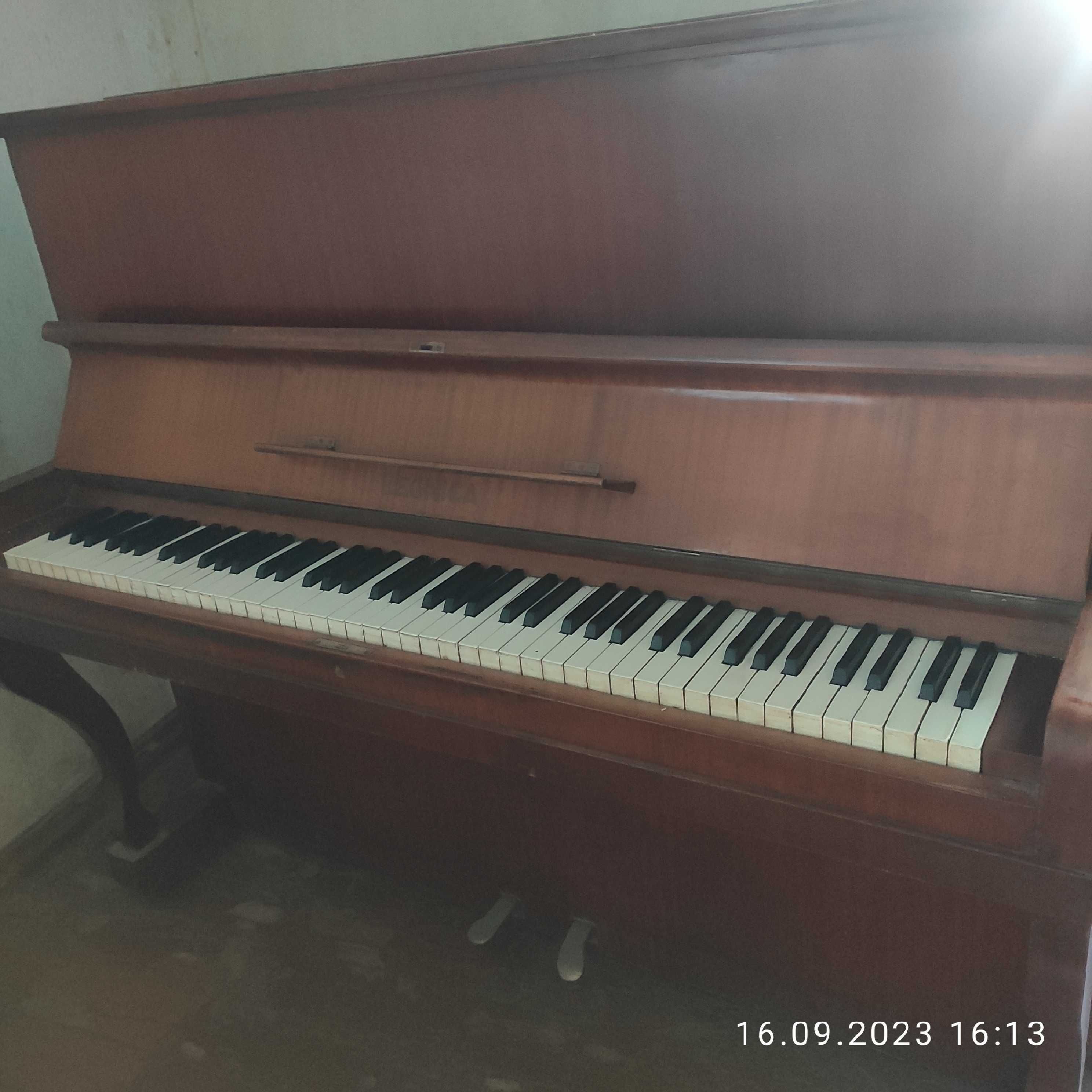 Продам пианино "Legniсa"