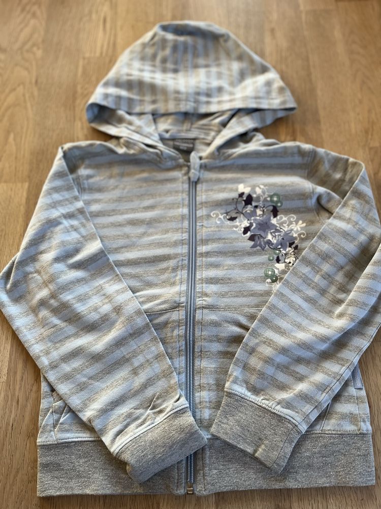 Bluza dresowa lekka Coccodrilo w paski - 122 cm