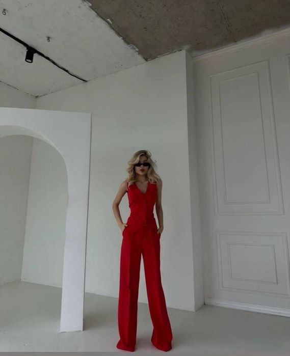 Червоний брючний костюм. Продаю терміново!