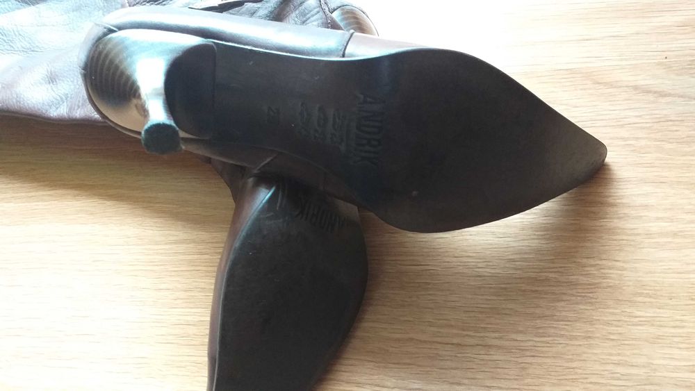 Botas castanhas em pele