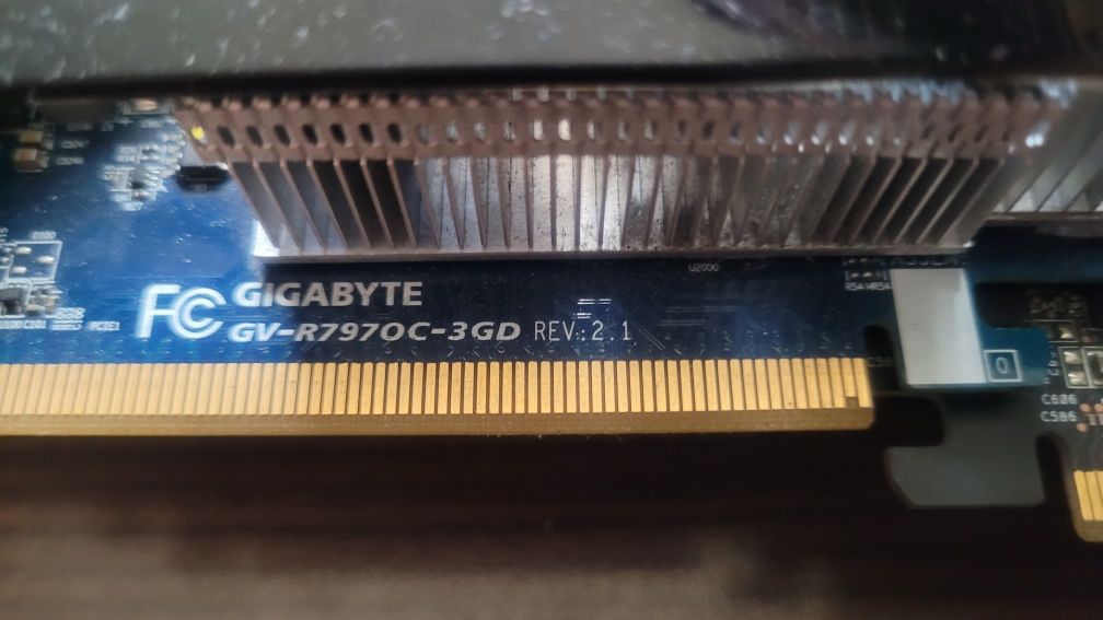 Zestaw kart graficznych Geforce Ati radeon