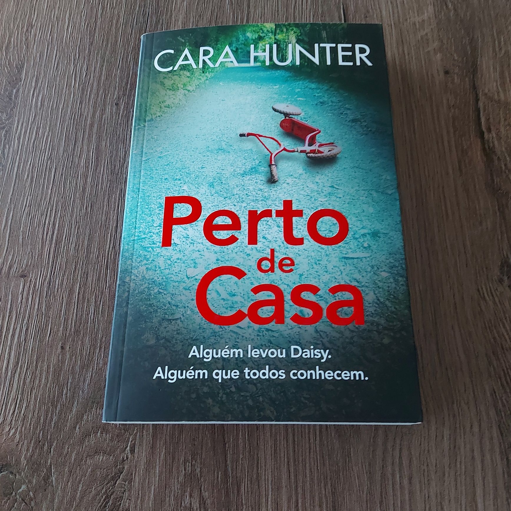 Livro Perto de Casa - Cara Hunter