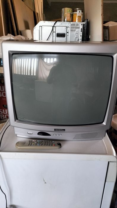 Televisão a cores com comendo