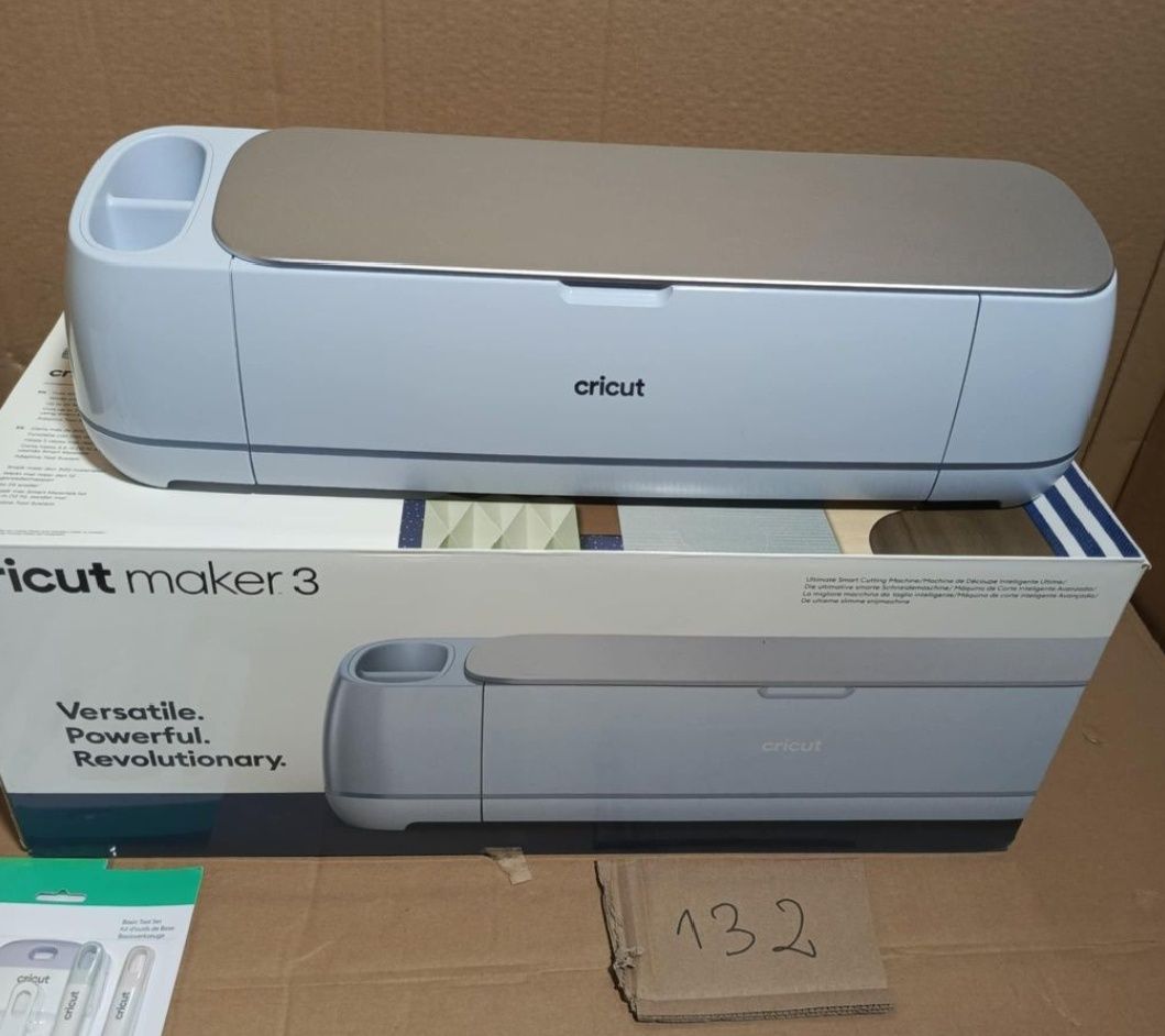 Ploter Cricut Maker 3 z wyposażeniem.
