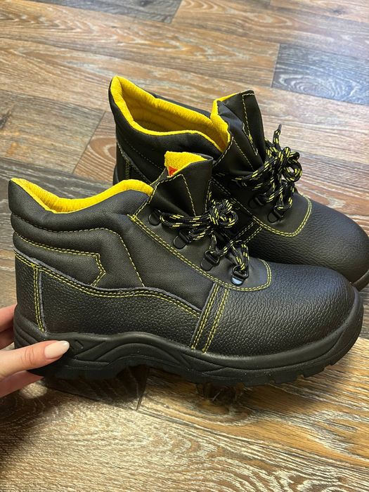 Нові захисні робочі ботинки 43 розмір