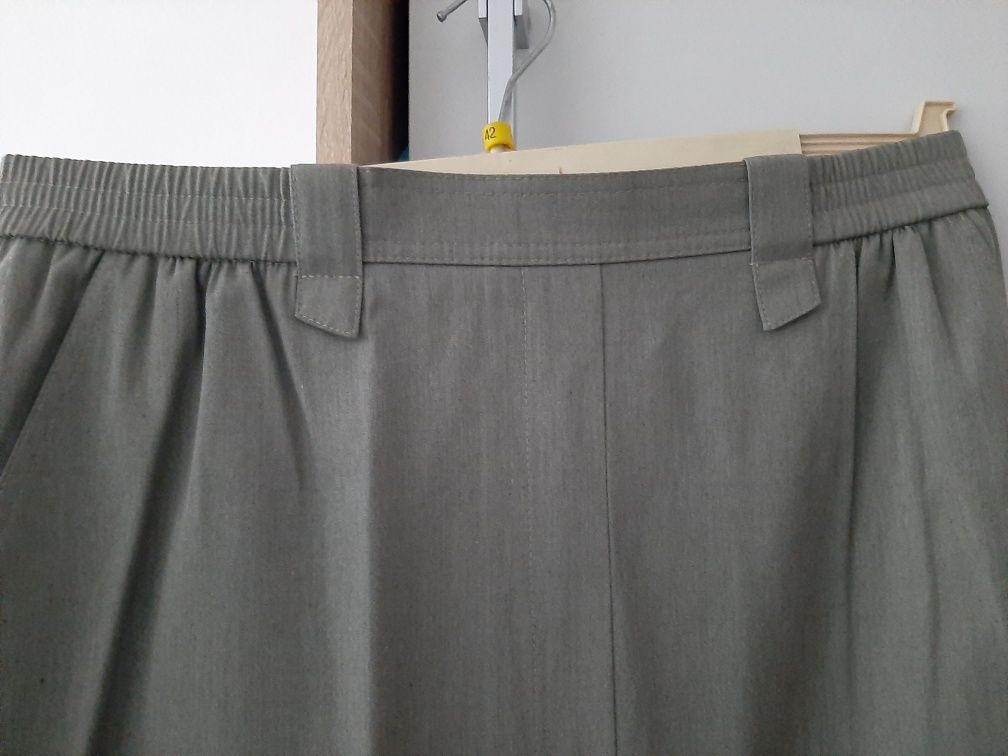 Spódnica z kieszeniami kolor oliwkowy r.42