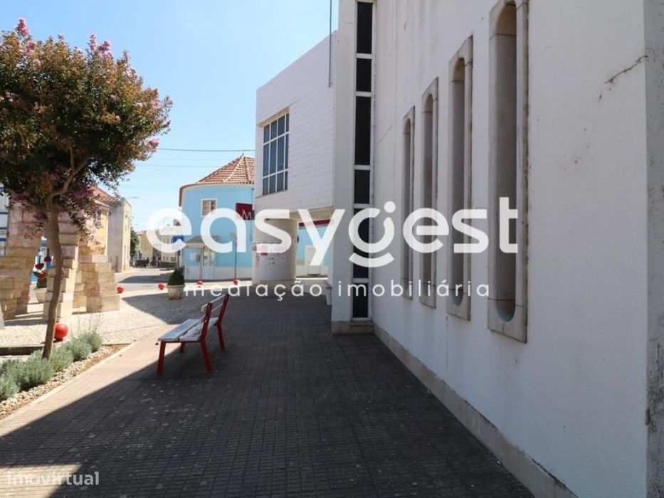 Antiga dependência bancária no centro Couço, com 344 m2 área útil