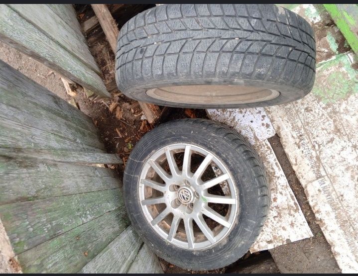 Продам пару шин з дисками