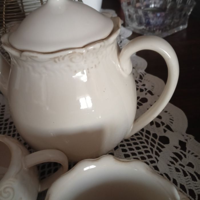 Ażurowy serwis kawowy firmy Veroni 22 elementy