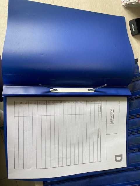 11 teczek akt osobowych wpinanych w segregator