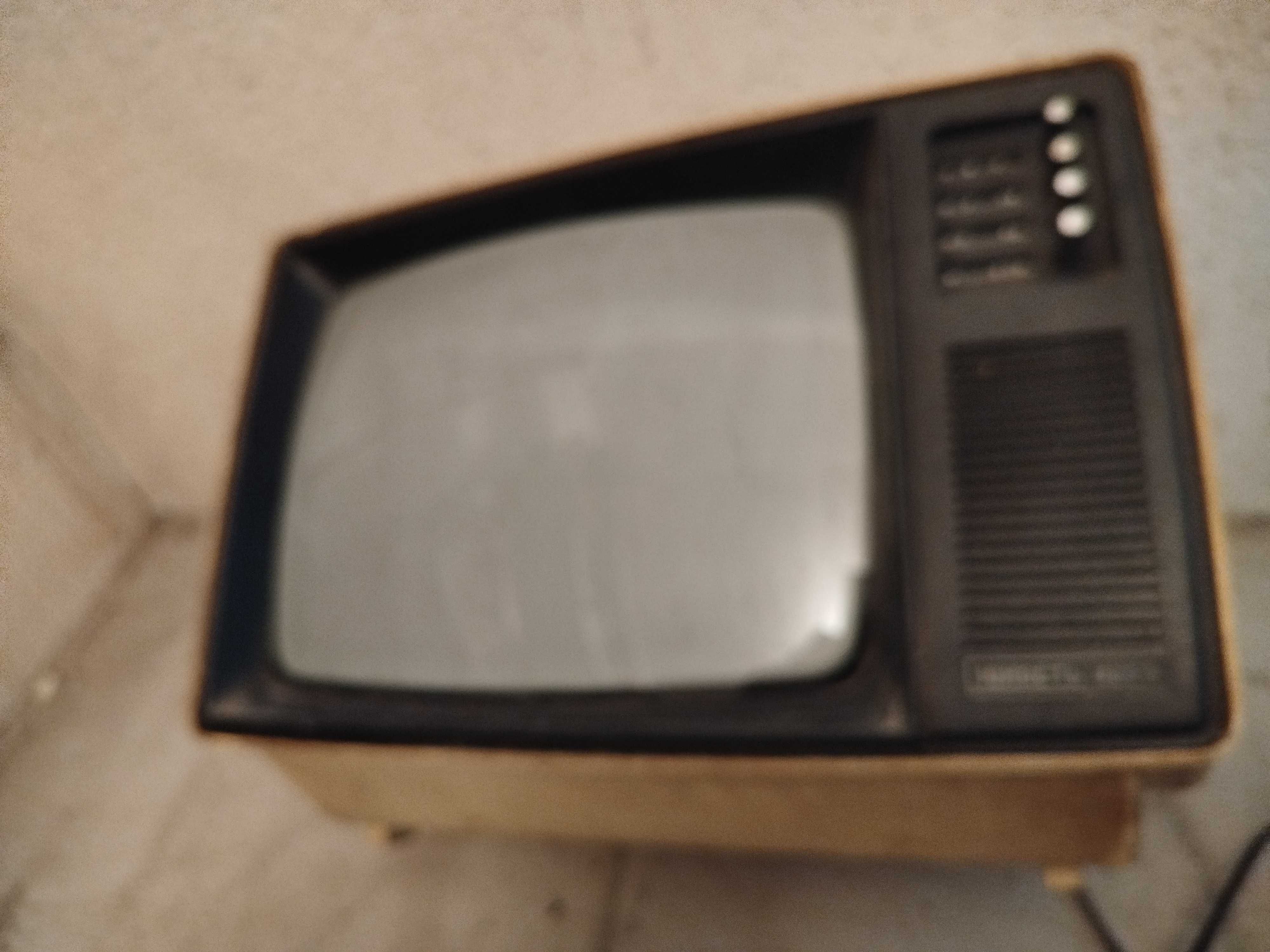 Telewizor przenośny Junost 402WS PRL stan nieznany na części