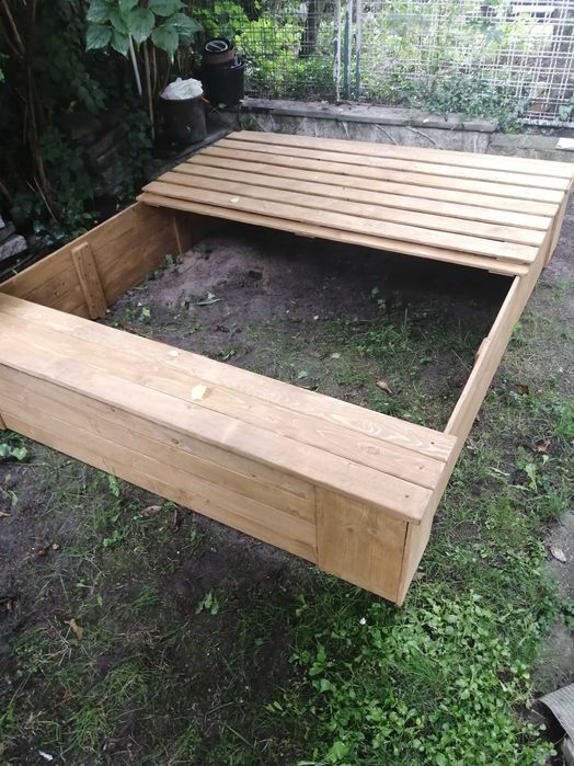 Piaskownica drewniada do ogrodu dla dzieci z drewna nowa zamykana