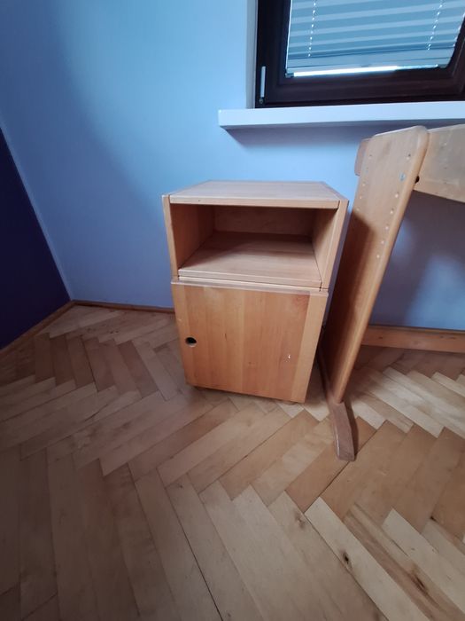 Meble wykonane z drewna.