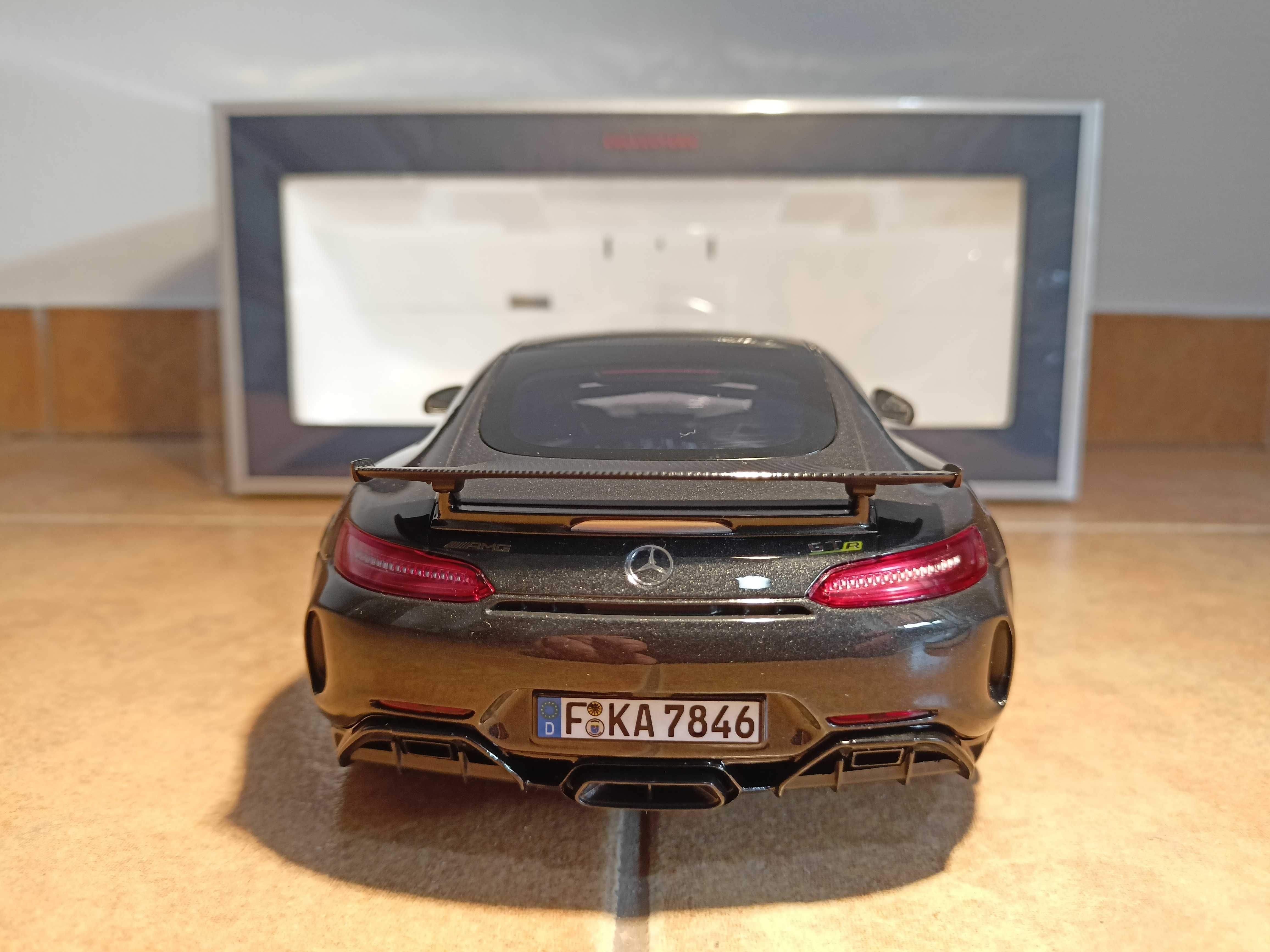 Mercedes AMG GTR model w skali 1:18 Norev/otwierane elementy