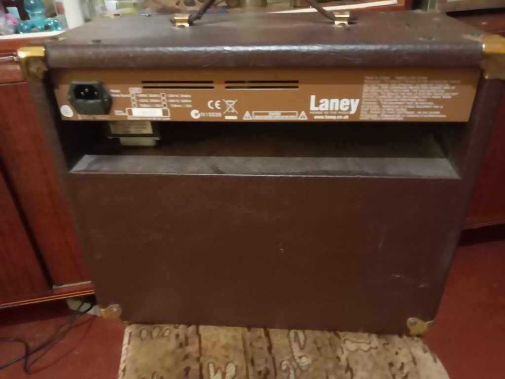Комбоусилитель для аккустической гитары  микрофона  Laney LA30C