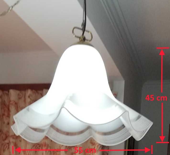 Lindo candeeiro de suspensão, em formato Tulipa de vidro leitoso