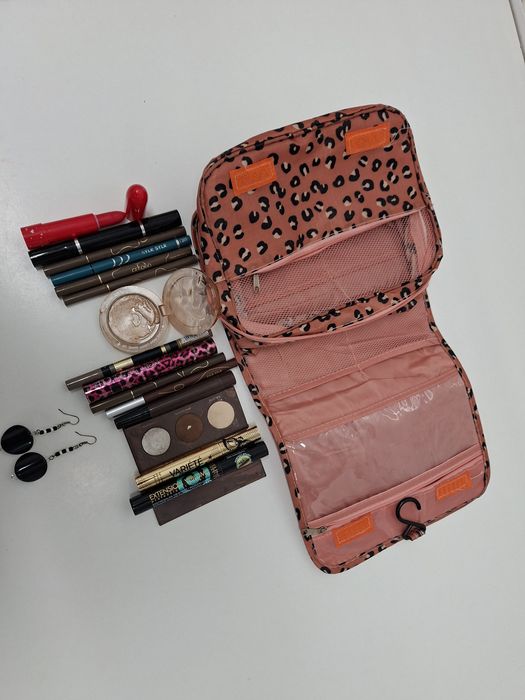 Zestaw kosmetyków i kosmetyczka