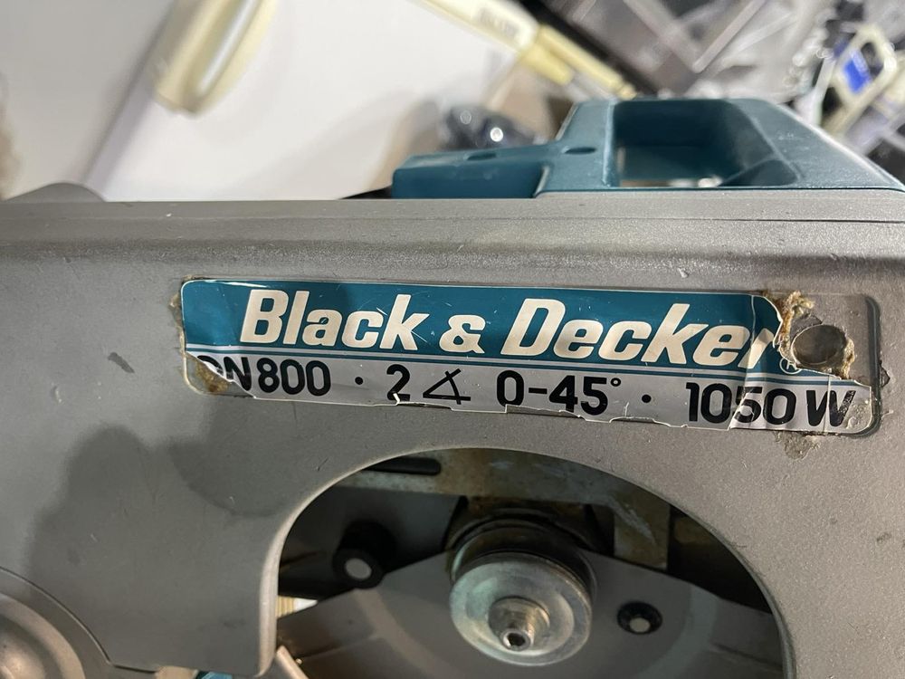 Продам Торцювальну пилу Black Decker 1050w