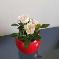 Sztuczny kwiatek róża w doniczce ceramicznej gratis