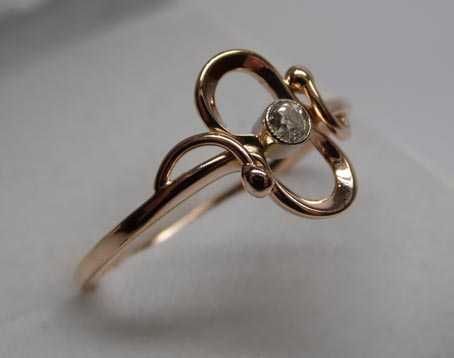Złoty pierścionek z diamentem ciekawy wzór brylant 0,10 ct.