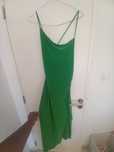Vestido verde com fenda na perna da Pull & Bear