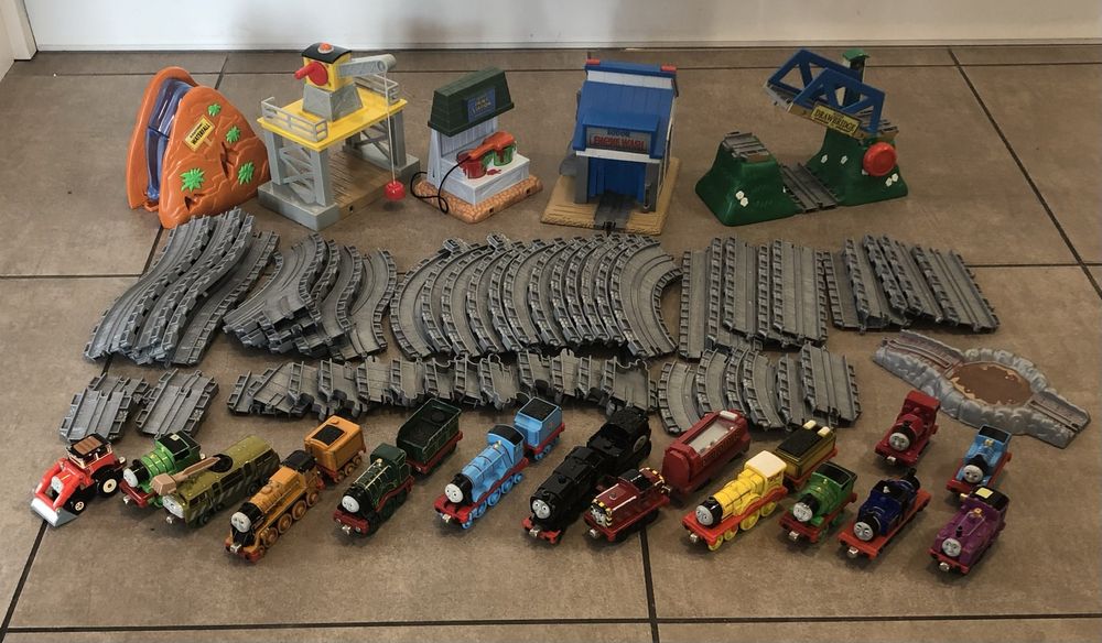 Kolekcja z serii Tomek i Przyjaciele “Thomas & Friends”- 69 elementów