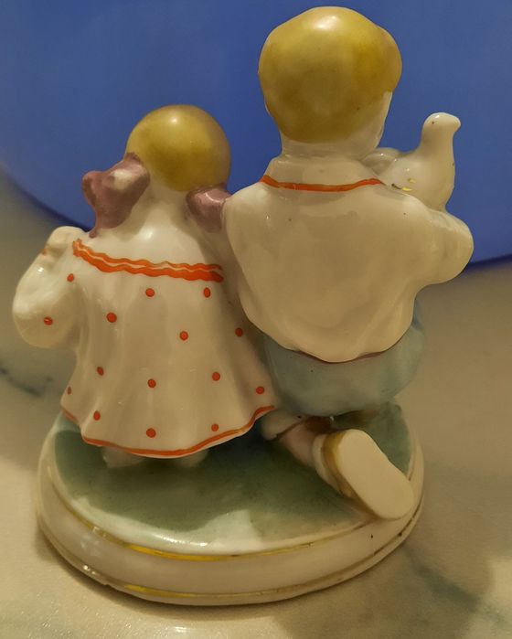 Статуэтки фарфоровые.