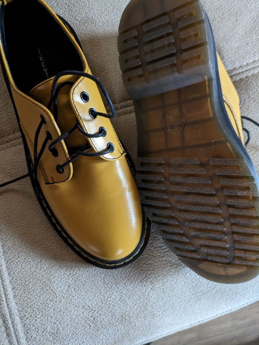 Новые,темно- жёлтого цвета туфли