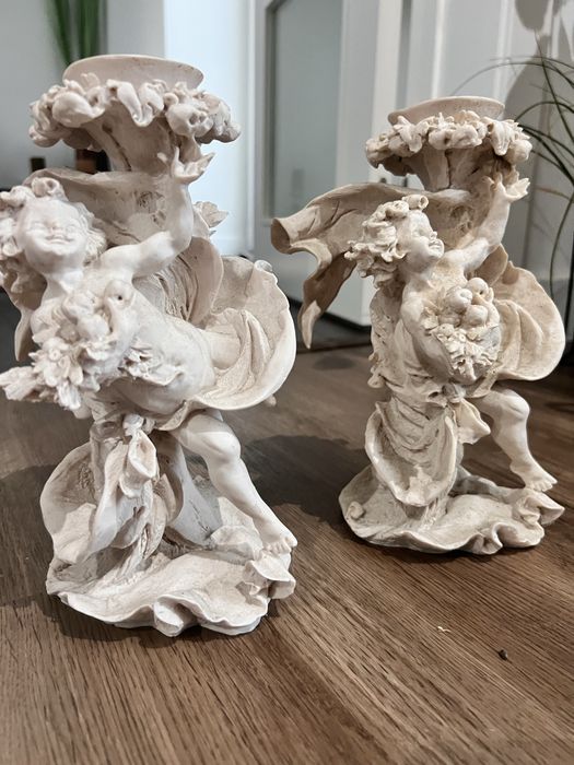 Castiçal em tom marfim.Impecaveis.