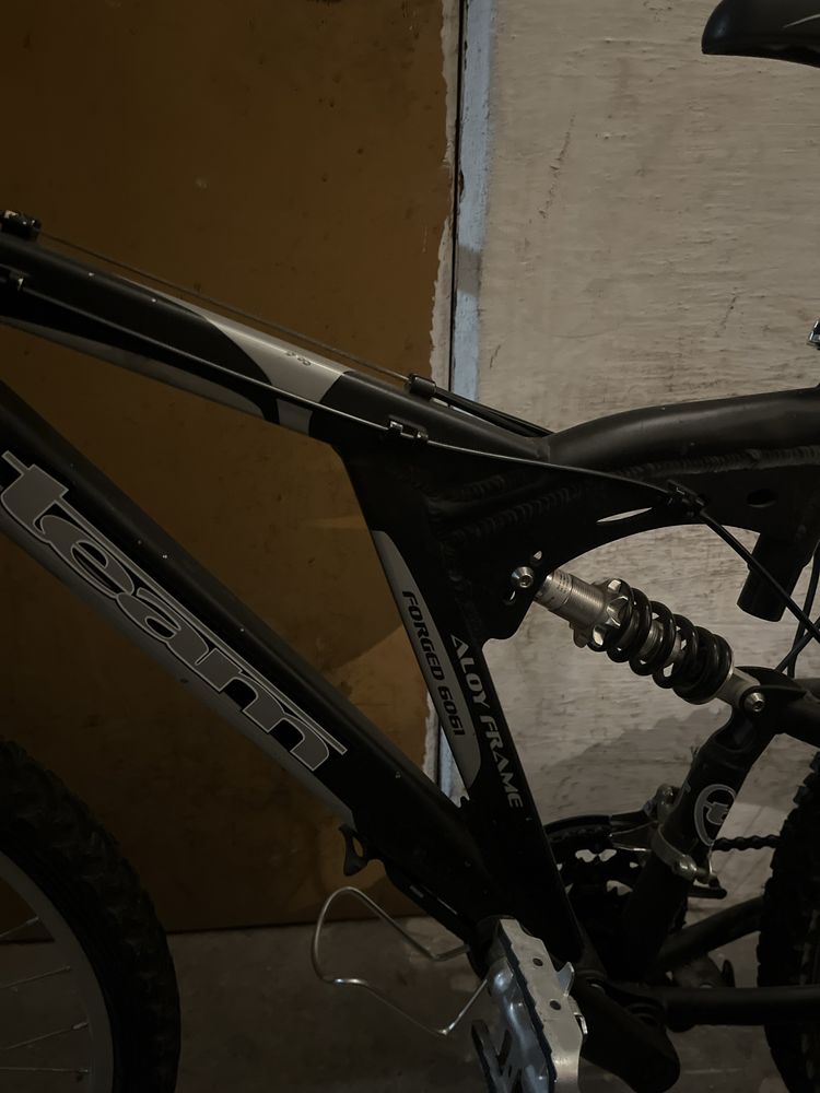 Bicicleta com amortecedor central e frontal TEAM
