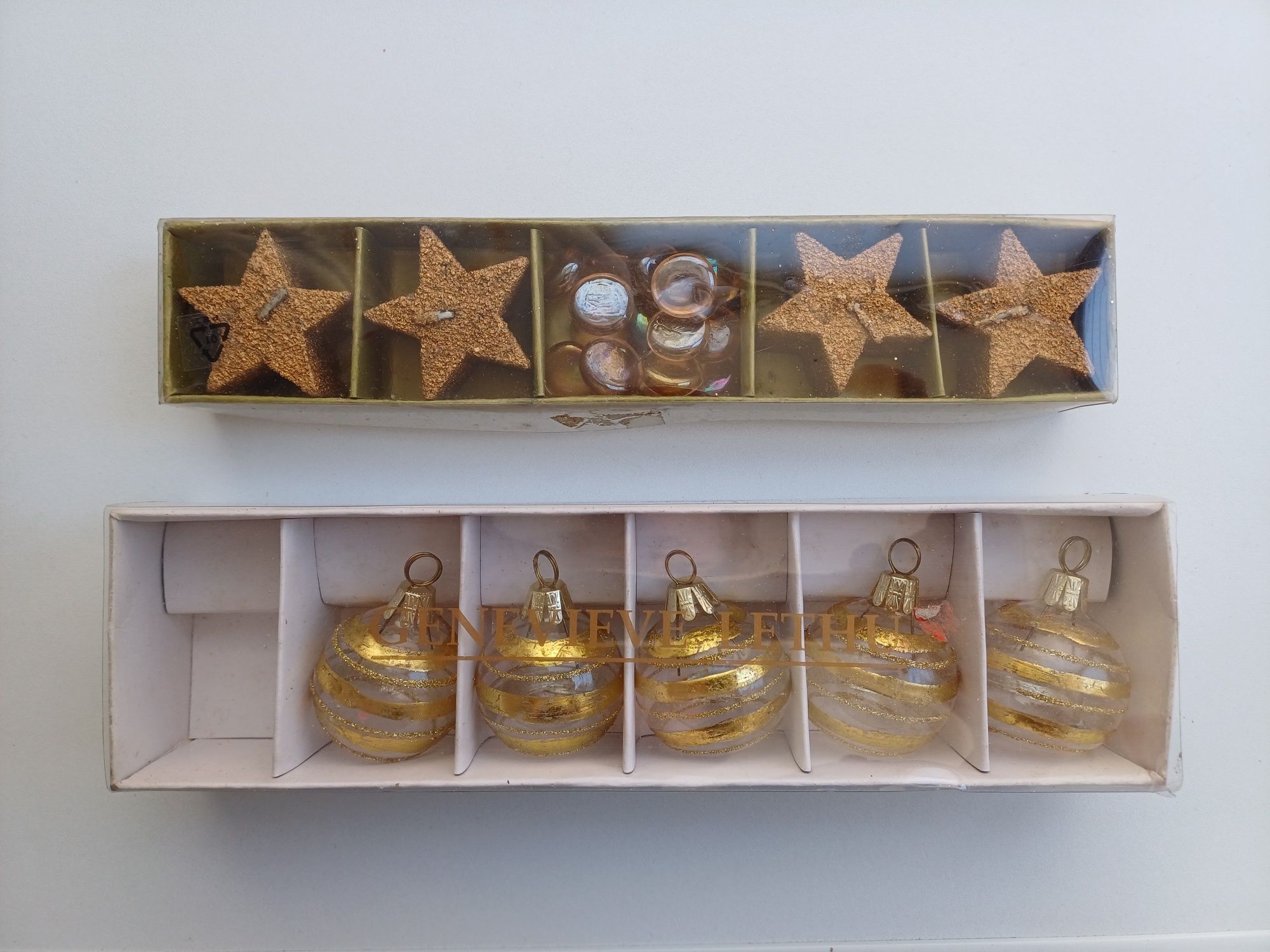 8 velas douradas em forma de estrelas + 5 bolinhas natalícias