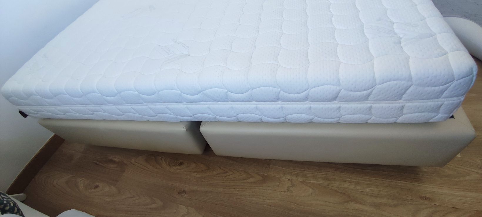 Base de cama estofada em pele sintética
