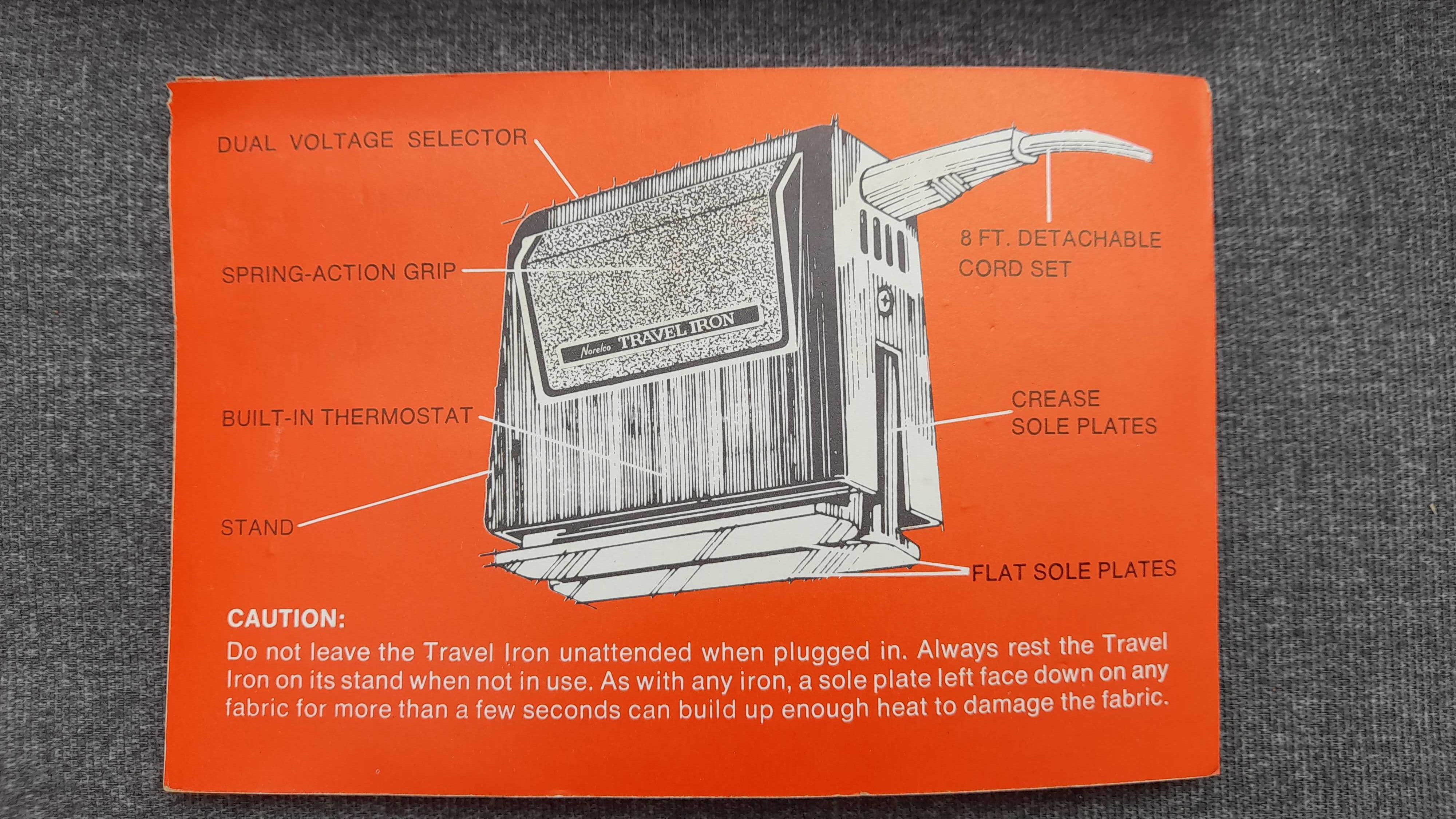 Ferro de Viagem com duas voltagens e ficha internacional.