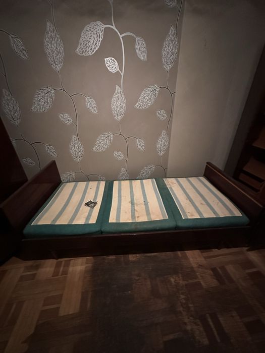 Отдам беспалтно шкаф,кровати,полку для книг,самовывоз