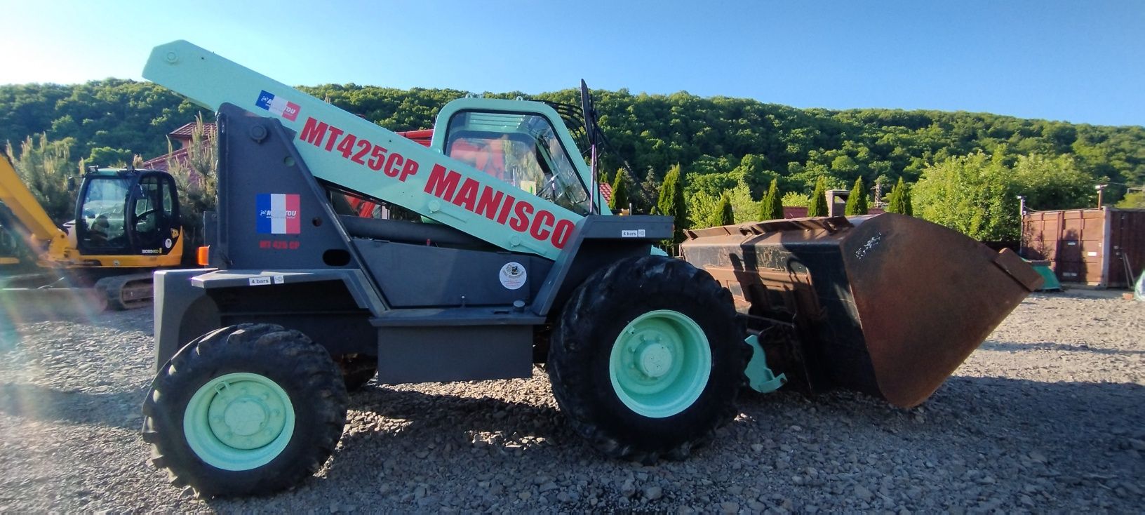 Телескопічний міні навантажувач Manitou