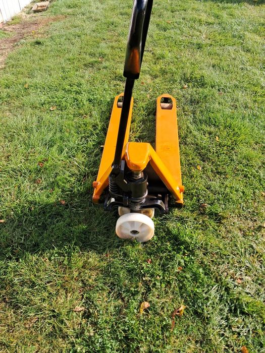 Paleciak ręczny . Wózek paletowy