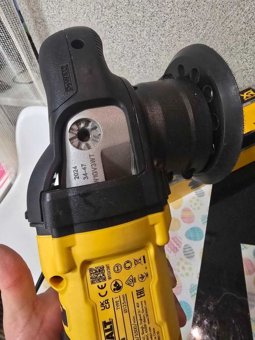Полірувальна машина DeWALT DCM848N
