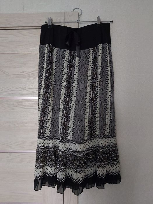 Жіноча мідіспідниця