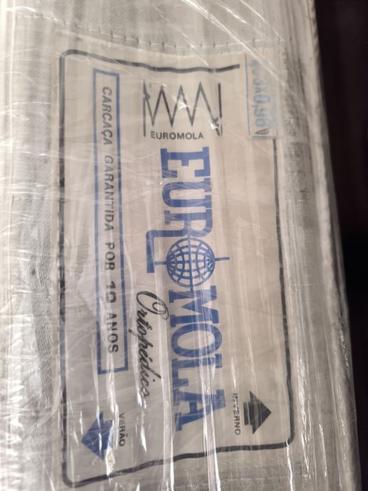 Colchão de cama de solteiro.